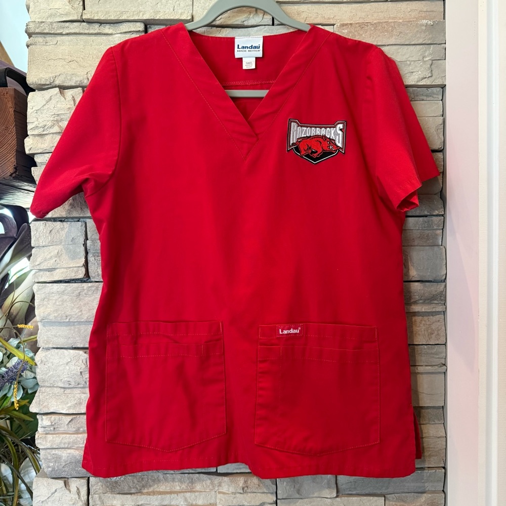 Arkansas Razorbacks Landau Red Scrub Top Women's Size Small Medical Uniform